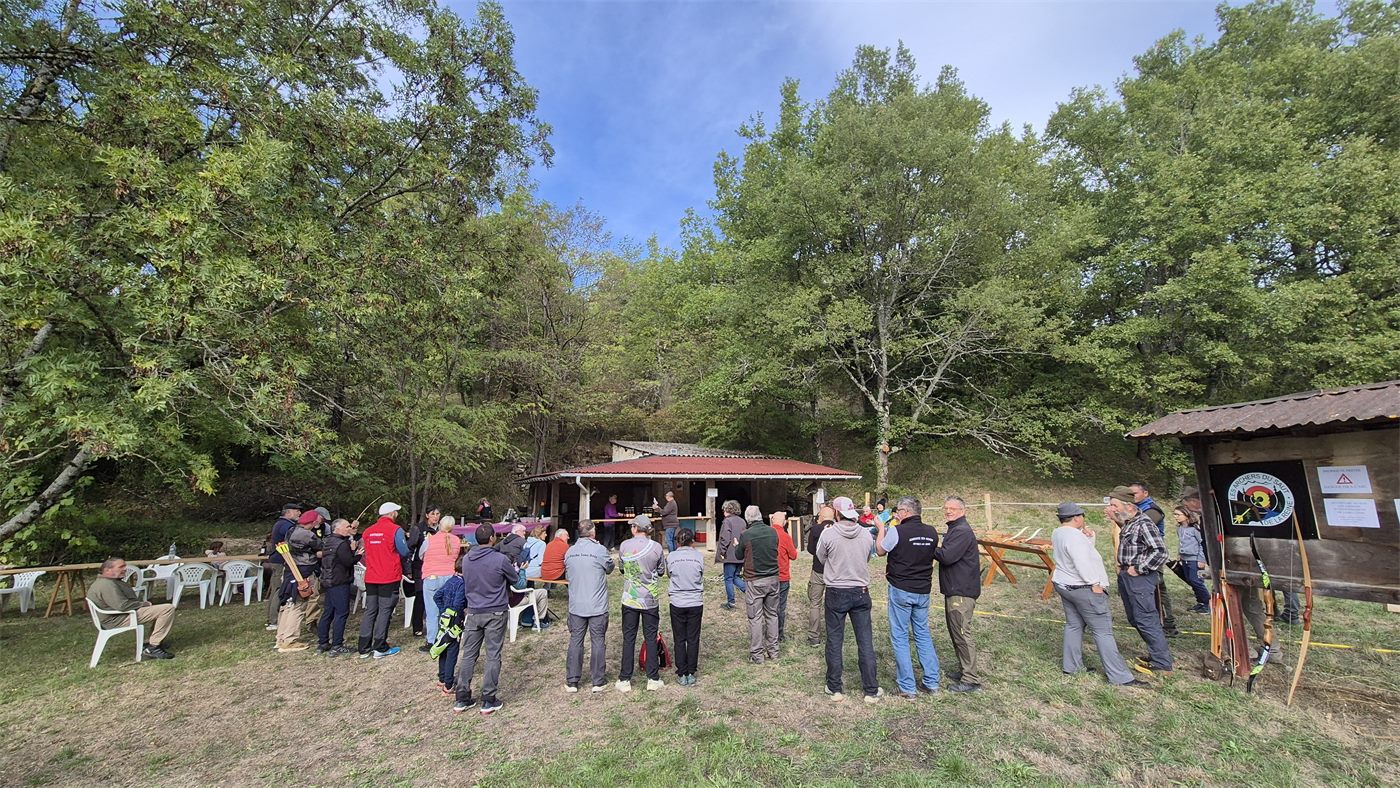 Archers et public réunis devant le chalet du club lors du concours 2026